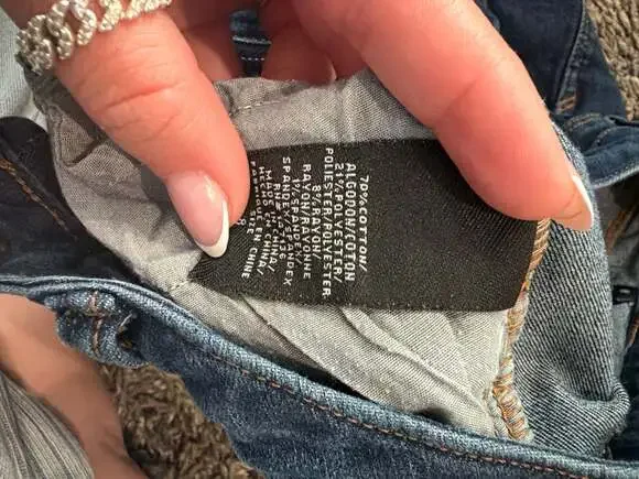 1822 Denim Women's Mid-Rise Raw Hem Distressed Cut-Off Denim Shorts Blue Size 8 - Picture 3 of 5